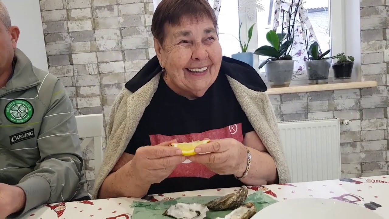 Бабушка первый раз пробует устрицы ей понравилось