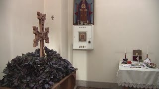 Ռեհանով զարդարված ու վարդաջրով ցողված տոնական խաչի պտույտը Արաբկիրի Ս. Խաչ եկեղեցում