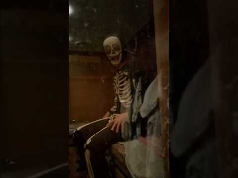 z . xp menee luuranko asu ja naamari päällä suihkuun ja saunaan