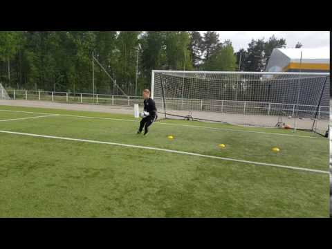 Målvaktsövning fotboll, förflyttning med recoil, grepp och fall Nic Rydholm Vimmerby IF