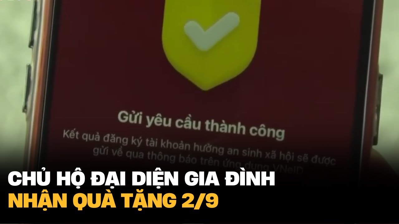 Chủ hộ đại diện gia đình nhận quà tặng 2/9