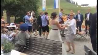 preview picture of video 'Hochzeitsfeier auf der Speck Alm Bayrischzell mit den Bergvagabunden'
