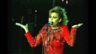 02 - La Gata Bajo la Lluvia [En Vivo] - Rocío Dúrcal - EL CONCIERTO... EN VIVO