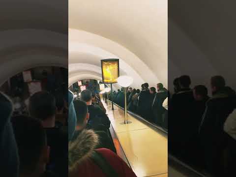 Час пик в метро СПб. Переход со станции Сенная площадь на Садовую.