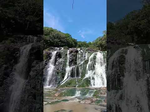 Cuatro cascadas en San Isidro, Cabañas esparcidas en 200 metros. El vídeo fue grabado río arriba.