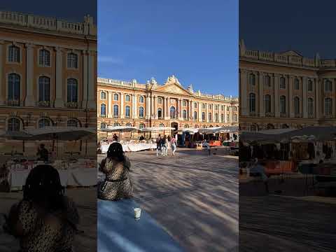 a magnífica praça fora do Le Capitole - Toulouse, FR - setembro de 2023