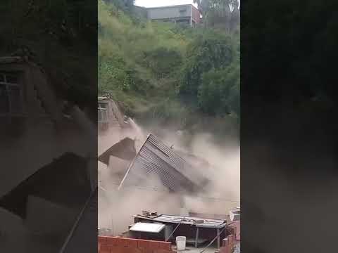 Casa desabando, impressiona #desabamento