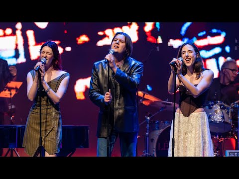 Le Roy, La Rose et Le Lou[p] perform "Complainte Pour Ste Catherine " l 2025 CSHF LÉGENDES