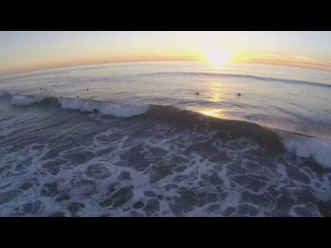Melayari dron matahari terbenam di Pantai Moonlight