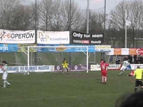 Sjors Lankhaar scoort in eigen doel van Kloetinge tegen Achilles Veen
