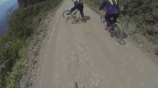 preview picture of video 'Downhill na ruta de la muerte, Coroico (Lélio/Léo/Sakai) - queda Sakai 6:40'