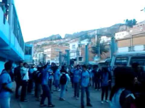 "Vengo con los Capos de Tembla" Barra: La Vieja Escuela • Club: Bolívar • País: Bolívia
