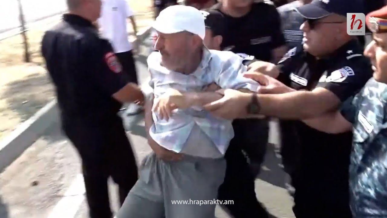 Ոստիկանները բռնի ուժ կիրառելով բերման են ենթարկում ճանապարհը փակած քաղաքացիներին
