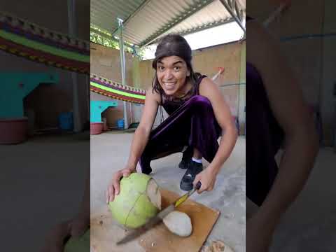 Agua de coco para este calor🥵 #humor #comedia