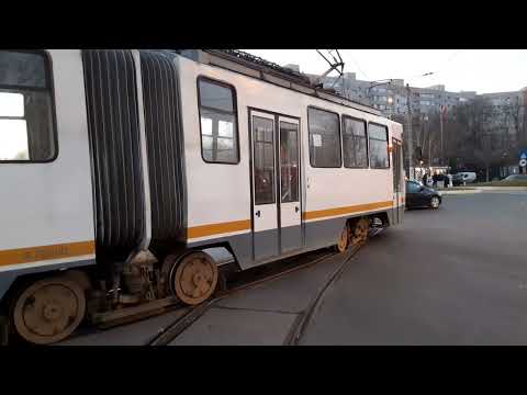 Tramvaiul V3A-93 #290 pe linia 27 făcând rondul la Piața Titan