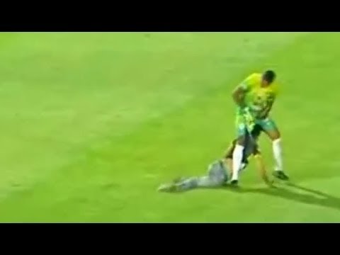 El portero Mohamed Sokhra expulsado por ARRASTRAR a un aficionado que entró al cesped en Marruecos