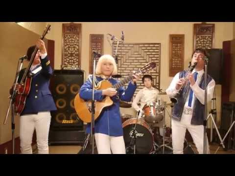 Японци пеят ,, Брала мома къпини ,,