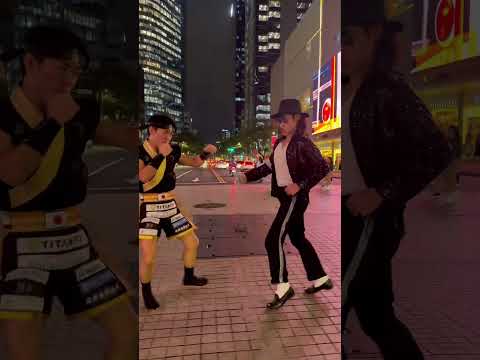 Moonwalking across dangerous traffic lights🚥🌕🚶🥊 #michael #jackton #moonwalk #zerogravity #king