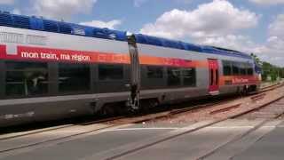 preview picture of video 'Royan - Arrivée d'un train en Gare'