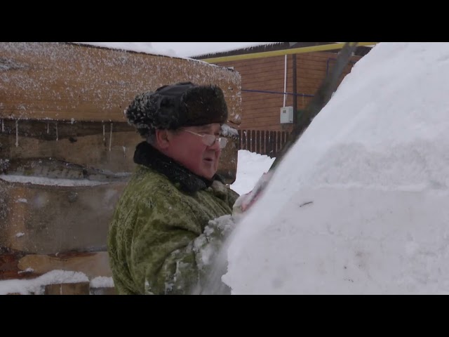 Не обваливаются и не тают: семья Шакуровых сделала скульптуры не только из снега, но и из дерева