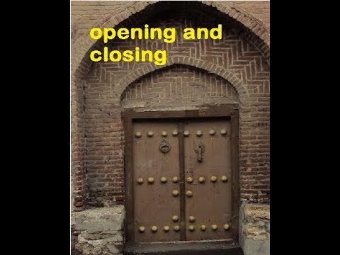 opening and closing a big old door Sound Effect