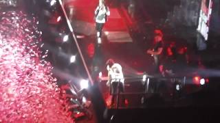 One Direction - Louis pouring water down Harry&#39;s back (MCR 20/04/13)