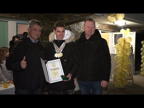 Timi Zajc na kratkem obisku pri domačih v Hramšah