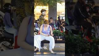 Download lagu Bule belanda kebingungan nyari sandalnya #viral #prank #trending #shorts #funny #lucu mp3