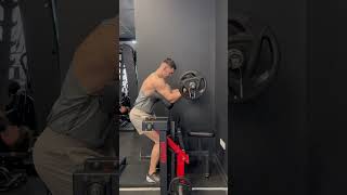 CURL PREDICADOR CON BARRA Z