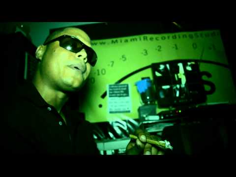 R1 La Esencia - Yo Soy El R [Official Video]