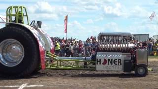 preview picture of video 'Green Monster und Fighter @ Tractor Pulling Edewecht 2013 by MrJo'