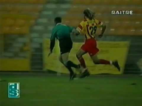 L'arbitro De Santis cade e non concede il rigore su Atelkin in LECCE-Vicenza del 7 dicembre 1997