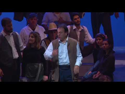 "Ο Υποψήφιος" των Σπυρίδωνος Ξύνδα και Ιωάννη Ρινόπουλου. Η παράσταση της πλήρως αποκατεστημένης στην αρχική μορφή αναβίωσης του έργου σε παραγωγή της Φιλαρμονικής Εταιρείας Κερκύρας ("Παλαιά", ιδρ. 1840). Κέρκυρα, Δημοτικό Θέατρο, Νοέμβριος 2017 (μουσική διεύθυνση: Άλκης Μπαλτάς / σκηνοθεσία: Πέτρος Γάλλιας).