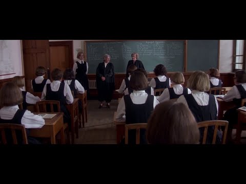 Heavenly Creatures - Juliet arrives at school