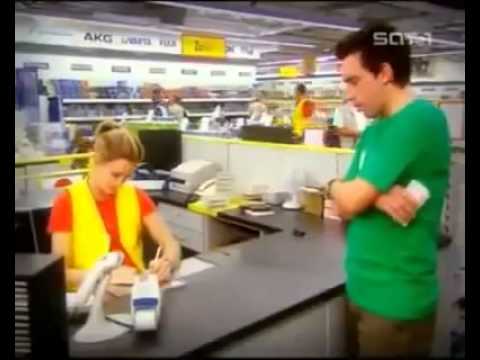 Frau wird an der Kasse vom Mann verarscht