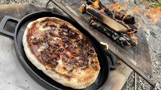 焦がしマヨネーズ牛肉ピザを焚き火オーブンで焼いてハンチョウがくれたビールをキメるだけの動画