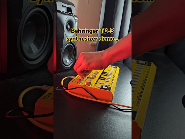 Vídeo relacionado con Behringer TD-3-LM Sintetizador de línea de graves analógico con VCO, VCF, secuenciador de 16 pasos, efectos de distorsión y cadena de polietileno de 16 voz, compatible con PC y Mac