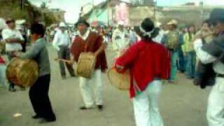 preview picture of video 'www.tabacundo.tk  - Cochasqui: Tambores de guerra de Cochasquies entonando coplas de San Pedro 2009'