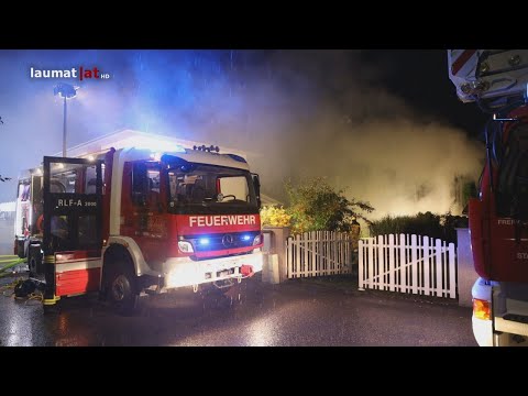 Brand einer Gartenhütte samt angrenzender Hecke drohte auf Wohnhaus in Stadl-Paura überzugreifen