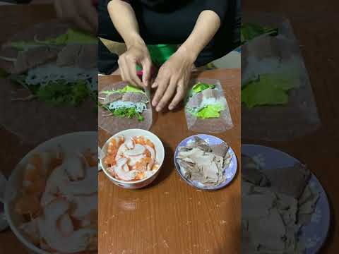 Gỏi cuốn thịt luộc