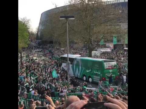 Werder Bremen Fans empfangen den Mannschaftsbus gegen VfB Stuttgart (02.05.2016)
