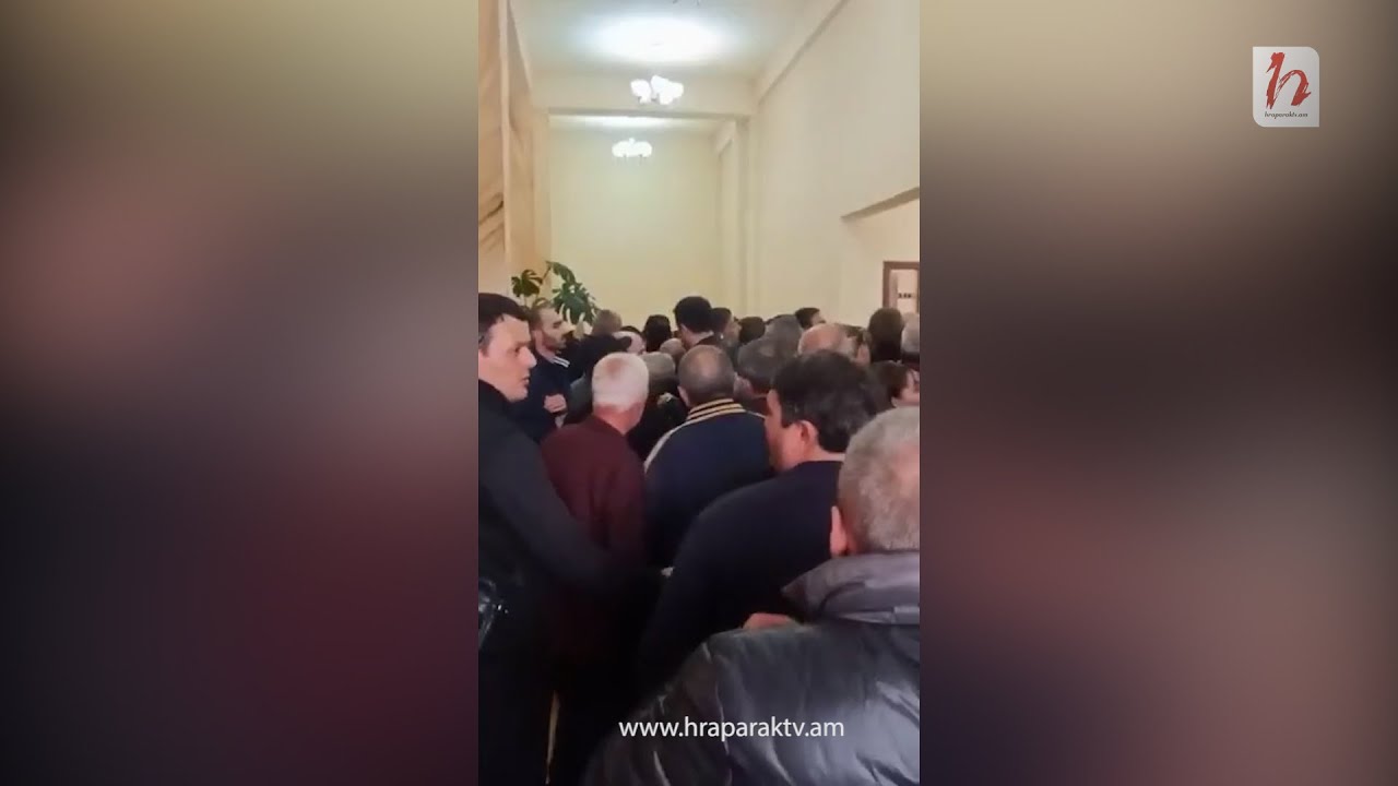 Գյումրեցիները ճնշում գործադրեցին և թույլ չտվեցին տանել քաղաքապետին