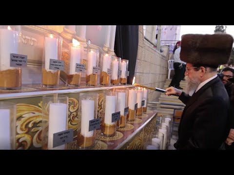 כ"ק אדמו"ר מבאיאן שליט"א ביים אנצינדען די 45 ליכט לע"נ די 45 אומגעקומענע באתרא קדישא מירון