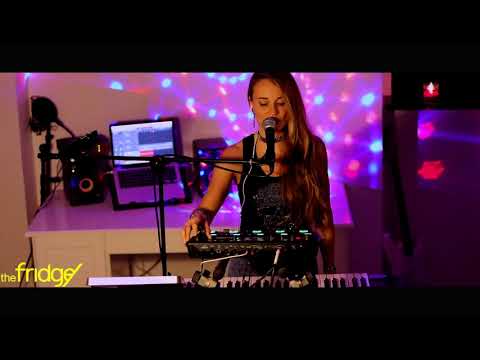 LYZZ - Pianist / Singer with Loop Pedal - You make Me Wanna