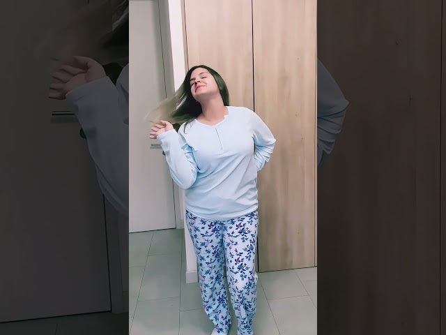 Vídeo relacionado con Generisch Pijama para mujer de franela de cuello redondo, dos piezas, para invierno, cálido, conjunto de pijamas de forro polar, cómodo y térmico, ropa de dormir y pantalones de felpa, traje térmico