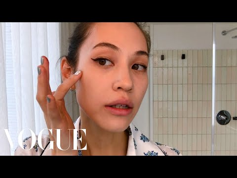 水原希子のパーフェクトキャットアイで完璧な肌への道しるべ｜美容の秘密｜VOGUE（ヴォーグ (Kiko Mizuhara’s Guide to Flawless Skin, and the Perfect Cat Eye | Beauty Secrets | Vogue)
