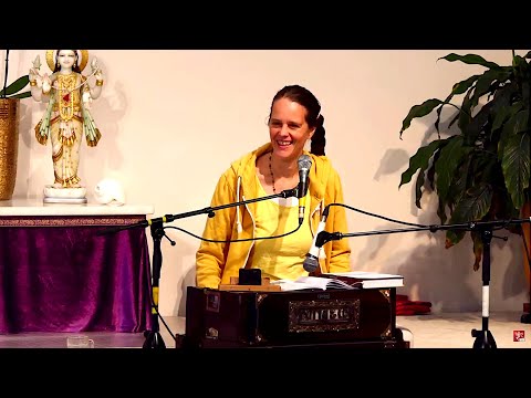 Stille Meditation und Mantrasingen Satsang mit Chitra - Yoga Vidya Live 07:00 Uhr 20.08.2020