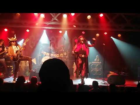 GIGATRÍN 'Banderitas de roña'