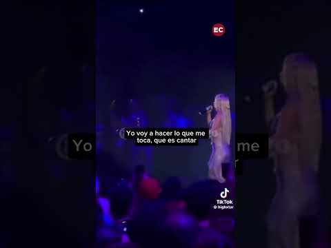 Rauw Alejandro incomoda a Bad Gyal al lamerle el cuello y reprocharle que no baile
