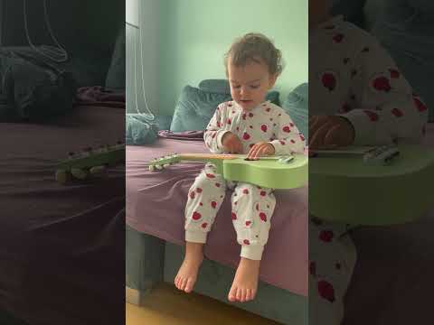 Детска дървена китара от TreeHouse.bg!